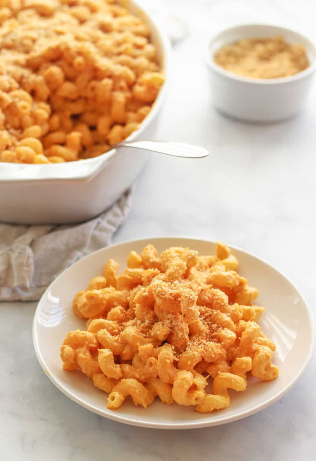 Learn how to make the best sweet potato mac and cheese! This vegan sweet potato based mac and cheese is creamy, nut-free, gluten-free, and this vegan mac and cheese recipe has an oil-free option. 