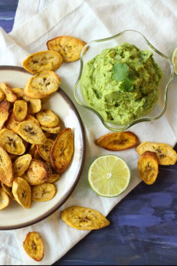 air fryer fried plantain chips plantains guacamole lime chili avocado garlic vegan vegetarian snack easy healthy recipe zenaznzaatar zenandzaatar food blog blogger zena