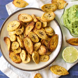 air fryer fried plantain chips plantains guacamole lime chili avocado garlic vegan vegetarian snack easy healthy recipe zenaznzaatar zenandzaatar food blog blogger zena