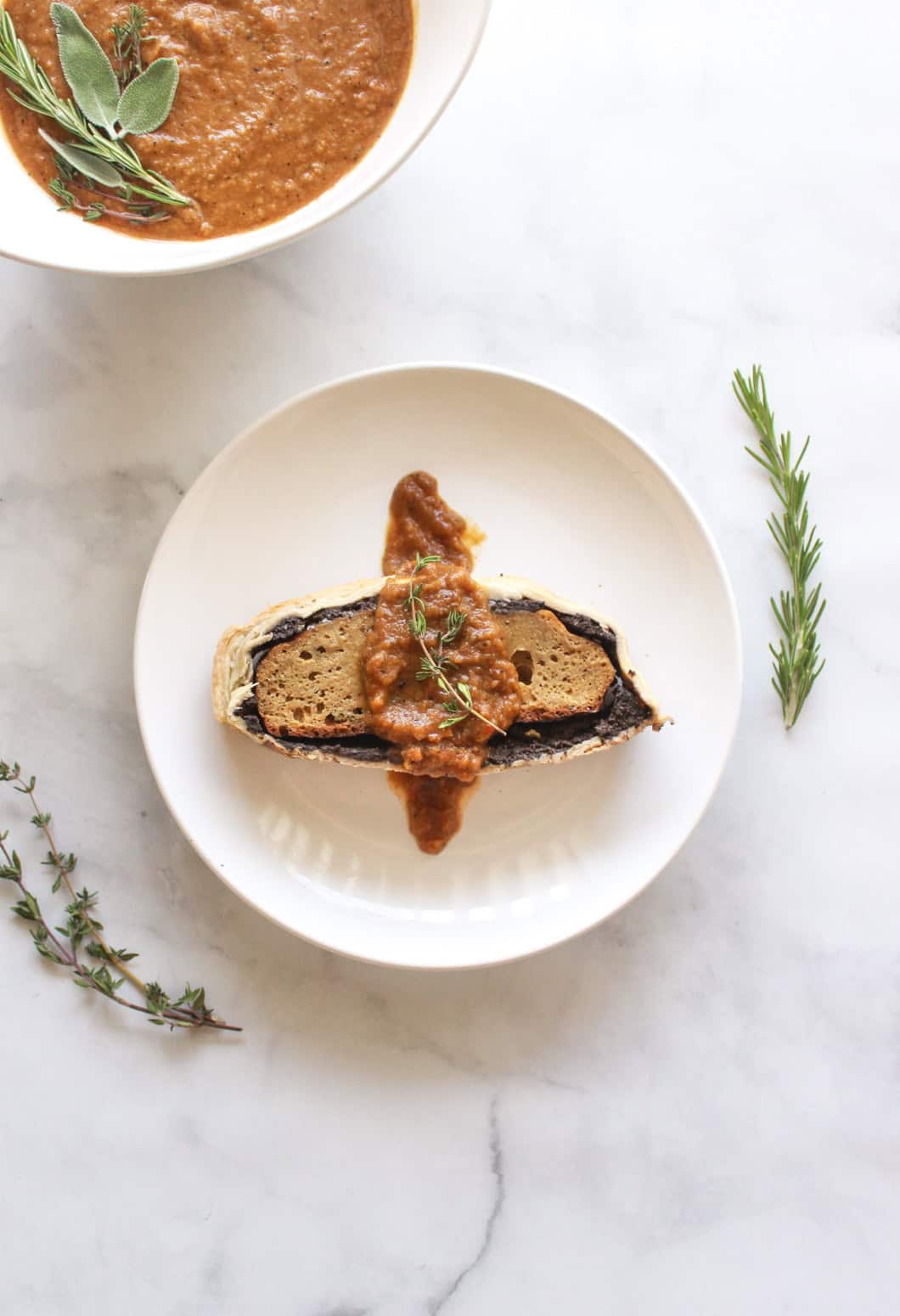 https://zenandzaatar.com/wp-content/uploads/2019/11/caramelized-onion-gravy-3.jpg