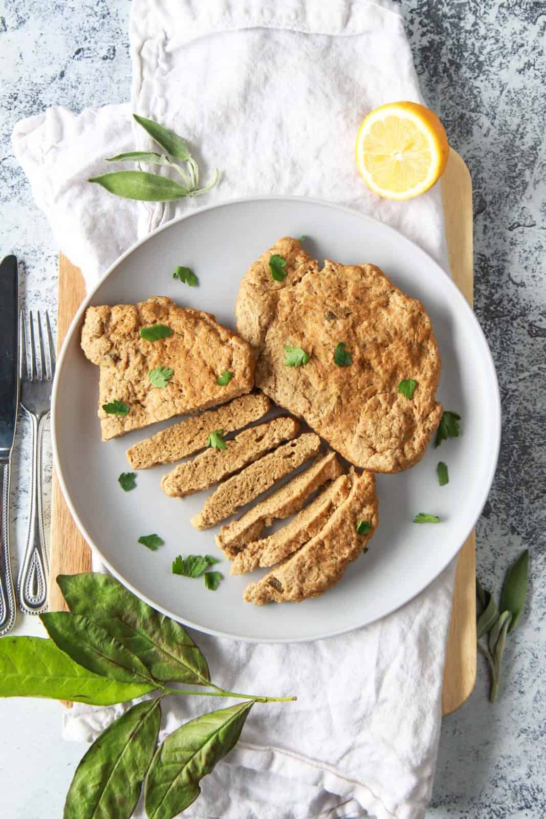 Estas costeletas de frango seitan são fáceis e versáteis. Um substituto de carne vegan, estes peitos de frango seitan são fervidos e feitos em menos de uma hora. Esta receita alternativa vegetal de frango é feita a partir de glúten de trigo vital, embalada com proteínas, e aromatizada com ervas aromáticas.