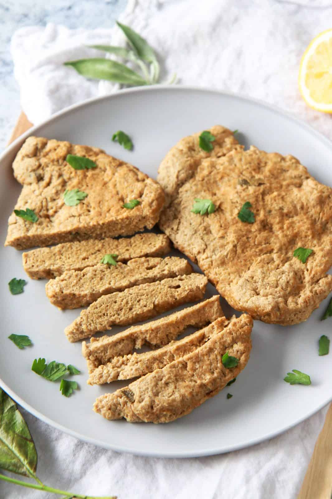 Queste cotolette di pollo di seitan sono facili e versatili. Un sostituto vegano della carne, questi petti di pollo di seitan sono cotti a fuoco lento e fatti in meno di un'ora. Questa ricetta alternativa di pollo a base di piante è fatta con glutine di grano vitale, ricca di proteine e aromatizzata con erbe salate.