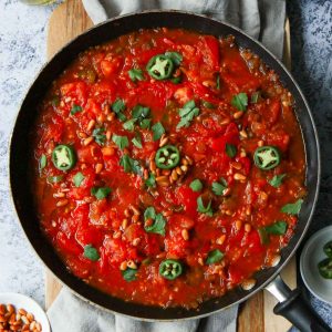 This is the featured image of galayet bandora, the finished product of Palestinian sautéed tomatoes and olive oil.