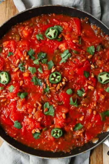 This is the featured image of galayet bandora, the finished product of Palestinian sautéed tomatoes and olive oil.