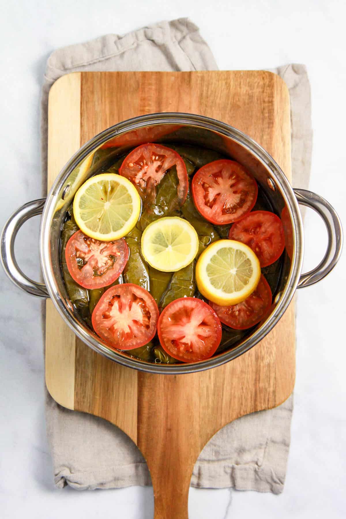 How to arrange the uncooked yalanji dolma in the pot.